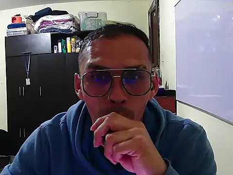 Snapshot of DOBLEWYOSK69G chatting on 09.18.25 DOBLEWYOSK69G online show from 09.18.25