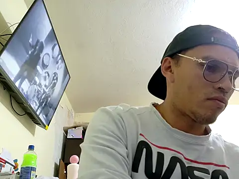 Snapshot of DOBLEWYOSK69G chatting on 10.23.25 DOBLEWYOSK69G online show from 10.23.25