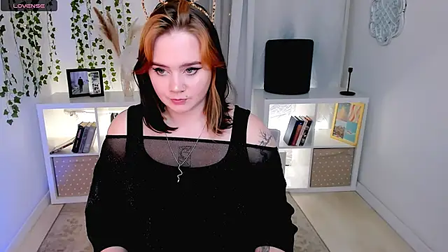 Snapshot of lunaalli chatting on 10.16.25 lunaalli online show from 10.16.25