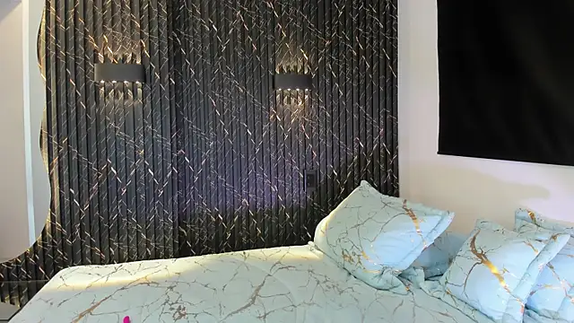 Snapshot of ZOETTAYLOR chatting on 10.02.25 ZOETTAYLOR online show from 10.02.25