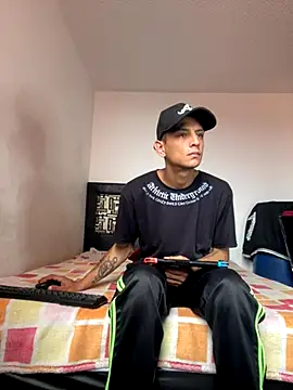 Snapshot of andrewcoopper1 chatting on 09.30.25 andrewcoopper1 online show from 09.30.25