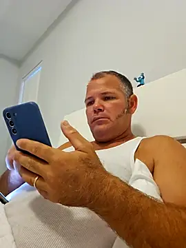 Snapshot of cubanitofeliz40 chatting on 10.21.25 cubanitofeliz40 online show from 10.21.25