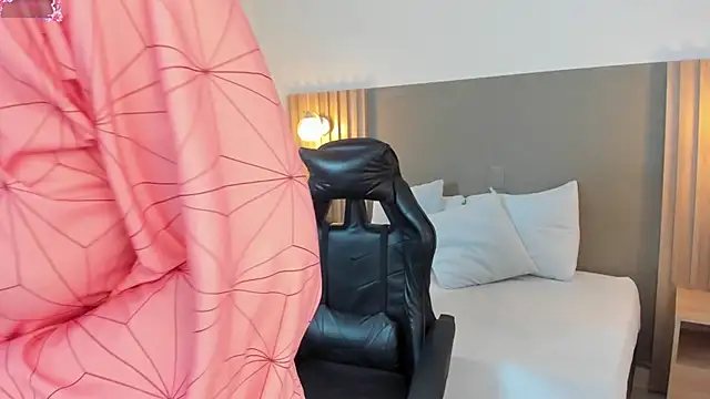 Snapshot of emma_fhox chatting on 10.02.25 emma fhox online show from 10.02.25