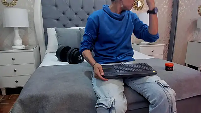 ZoeKrug online show from 09.13.25