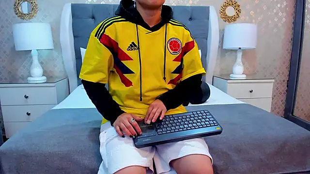 ZoeKrug online show from 10.11.25