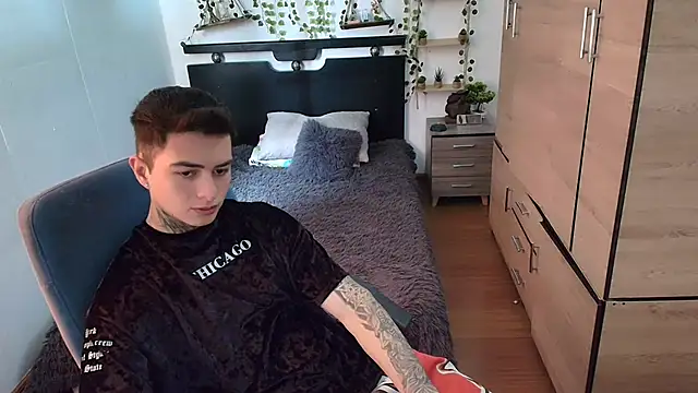 Snapshot of santii_ss chatting on 05.19.26 santii ss online show from 05.19.26