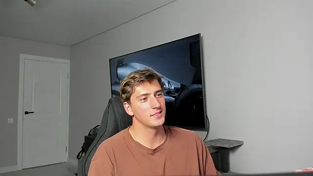 Snapshot of DaniHort chatting on 06.18.26 DaniHort online show from 06.18.26