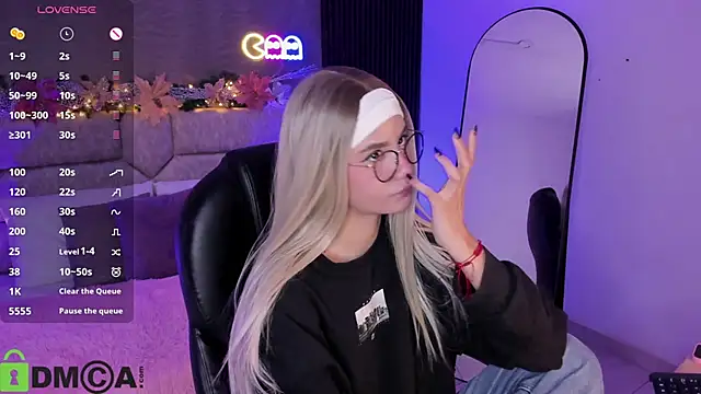 Snapshot of Arinextdoor chatting on 12.14.25 Arinextdoor online show from 12.14.25