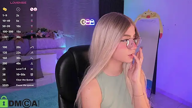 Snapshot of Arinextdoor chatting on 12.19.25 Arinextdoor online show from 12.19.25