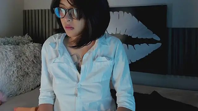 Snapshot of Blue_Sixx chatting on 10.04.25 Blue Sixx online show from 10.04.25