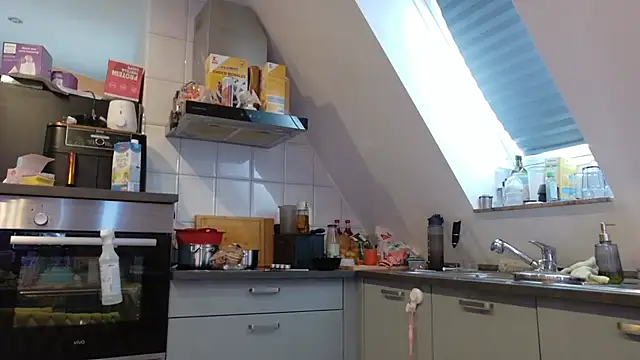 Snapshot of SweetTeenGirl chatting on 10.16.25 SweetTeenGirl online show from 10.16.25