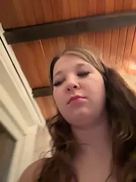 Snapshot of SweetTeenGirl chatting on 11.06.25 SweetTeenGirl online show from 11.06.25