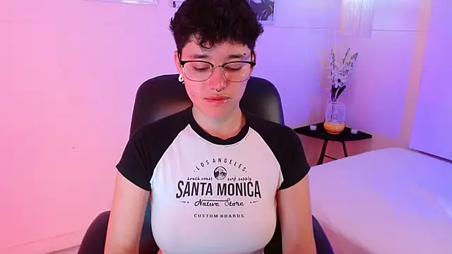 Snapshot of jeroharper chatting on 10.13.25 jeroharper online show from 10.13.25