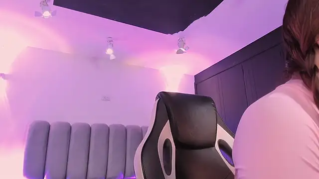 Snapshot of AlliceLover chatting on 12.15.25 AlliceLover online show from 12.15.25