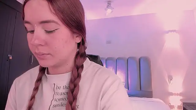 Snapshot of AlliceLover chatting on 12.22.25 AlliceLover online show from 12.22.25