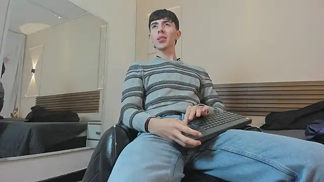 Snapshot of mathias_saenz chatting on 06.21.26 mathias saenz online show from 06.21.26