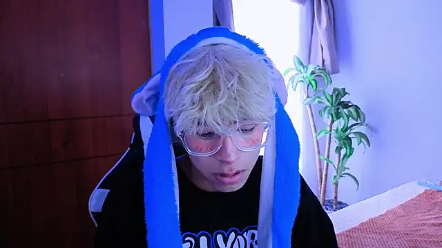 Snapshot of taichi_bluy chatting on 11.15.25 taichi bluy online show from 11.15.25