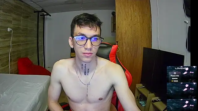 Snapshot of angelicious_ chatting on 11.21.25 angelicious online show from 11.21.25