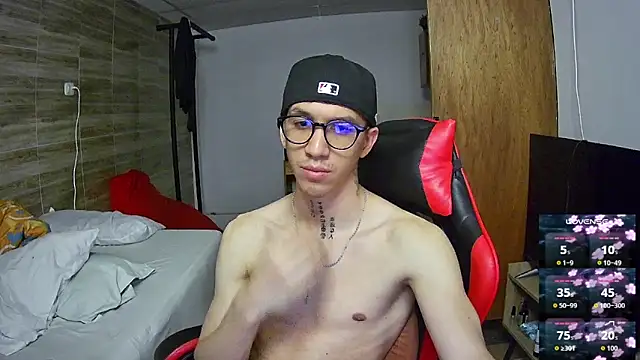 Snapshot of angelicious_ chatting on 11.21.25 angelicious online show from 11.21.25