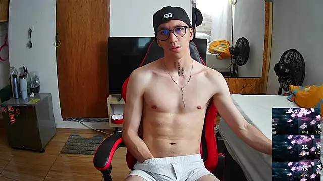 Snapshot of angelicious_ chatting on 11.22.25 angelicious online show from 11.22.25