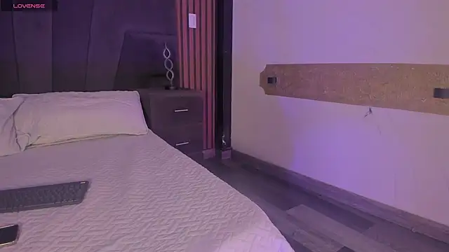 Snapshot of CleoWhite chatting on 09.22.25 CleoWhite online show from 09.22.25