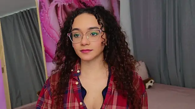 Snapshot of Taylor_Tina chatting on 12.17.25 Taylor Tina online show from 12.17.25