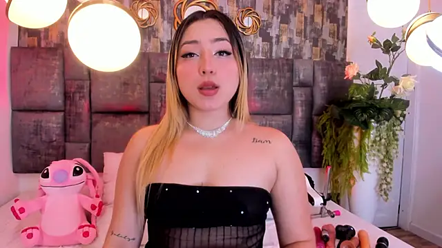 Snapshot of PatyLawrence chatting on 11.18.25 PatyLawrence online show from 11.18.25