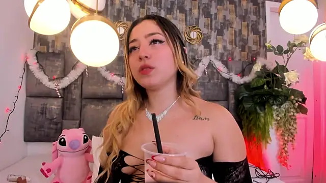 Snapshot of PatyLawrence chatting on 11.23.25 PatyLawrence online show from 11.23.25