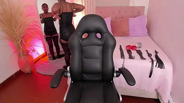 Snapshot of Lucie_Harper chatting on 10.15.25 Lucie Harper online show from 10.15.25