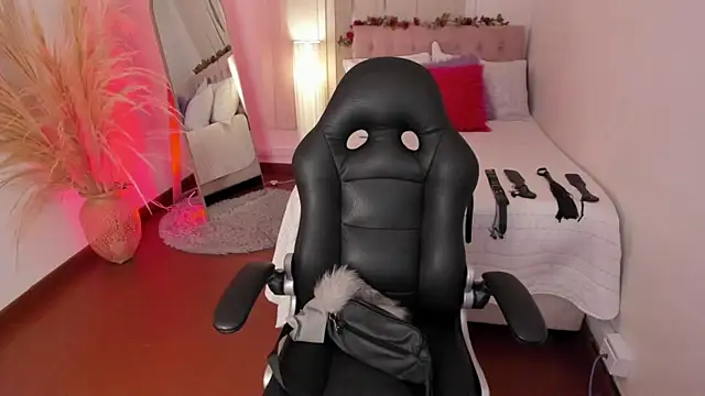 Snapshot of Lucie_Harper chatting on 11.05.25 Lucie Harper online show from 11.05.25