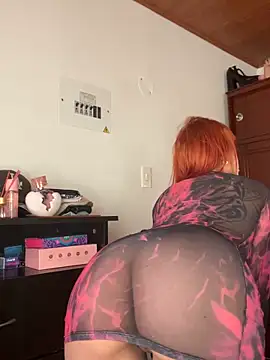 Snapshot of ScarlettRusso1 chatting on 10.19.25 ScarlettRusso1 online show from 10.19.25