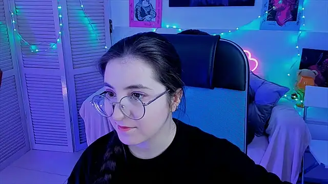 Snapshot of VirtuallVoyant chatting on 09.10.25 VirtuallVoyant online show from 09.10.25