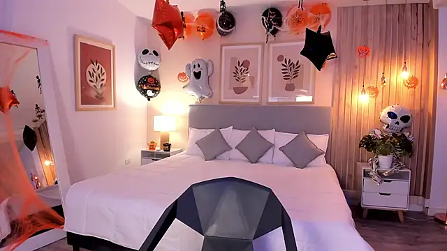 AuroraEvanss online show from 10.17.25