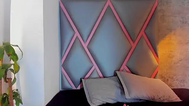 Quee Sophine online show from 12.19.25