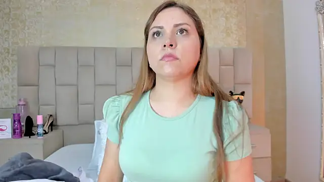 Snapshot of cloesummerr_ chatting on 10.22.25 cloesummerr online show from 10.22.25