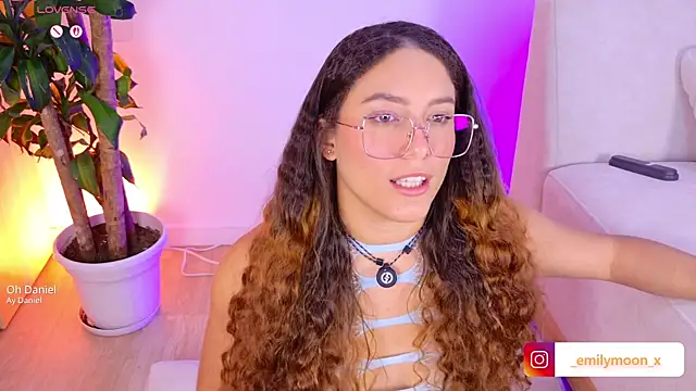 Snapshot of onlyemily_ chatting on 04.06.26 onlyemily online show from 04.06.26