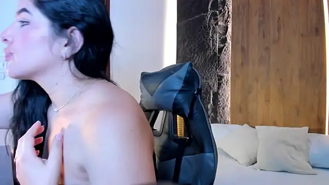 Snapshot of evelin_lopezz chatting on 10.18.25 evelin lopezz online show from 10.18.25