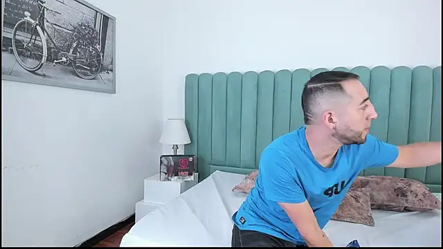 Snapshot of Lushian_ chatting on 10.04.25 Lushian online show from 10.04.25