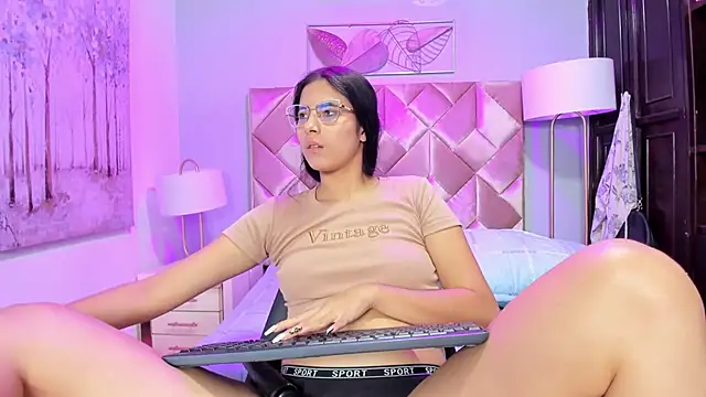 Snapshot of DanniaKross chatting on 09.19.25 DanniaKross online show from 09.19.25