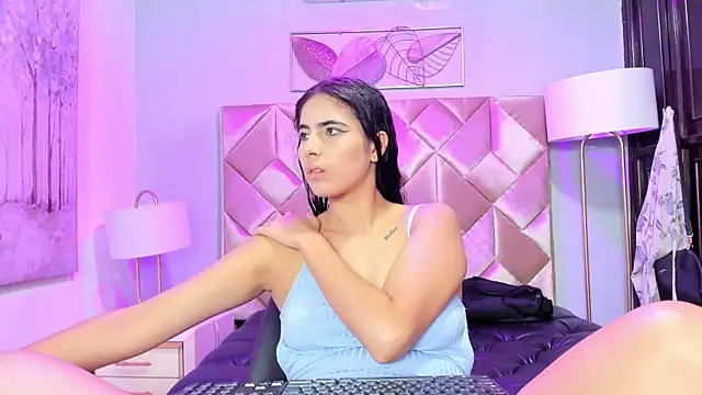 Snapshot of DanniaKross chatting on 09.20.25 DanniaKross online show from 09.20.25