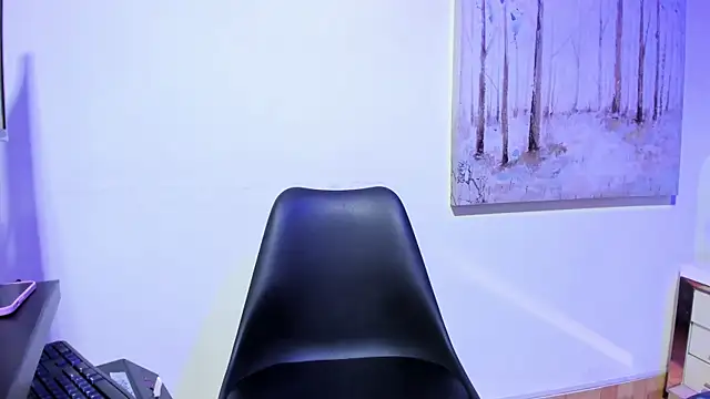 Snapshot of DanniaKross chatting on 10.20.25 DanniaKross online show from 10.20.25