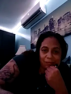 Snapshot of PrettyKittyMia chatting on 10.11.25 PrettyKittyMia online show from 10.11.25