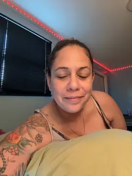 Snapshot of PrettyKittyMia chatting on 10.11.25 PrettyKittyMia online show from 10.11.25