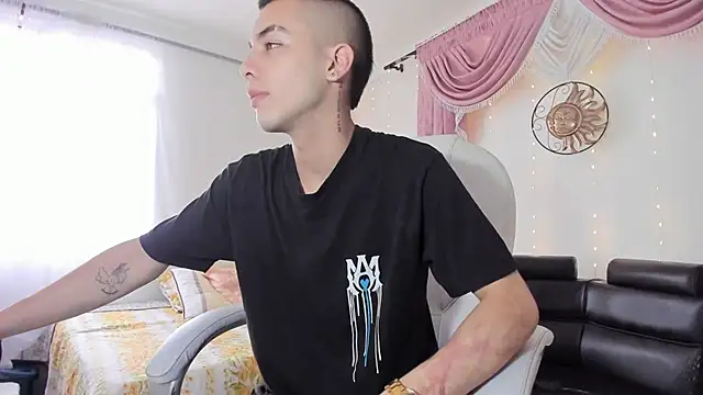 Snapshot of Dereck_Boy8 chatting on 10.07.25 Dereck Boy8 online show from 10.07.25