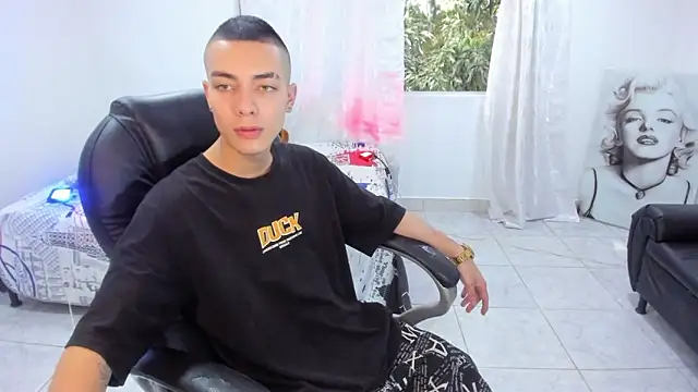 Snapshot of Dereck_Boy8 chatting on 10.13.25 Dereck Boy8 online show from 10.13.25