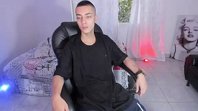 Snapshot of Dereck_Boy8 chatting on 10.14.25 Dereck Boy8 online show from 10.14.25