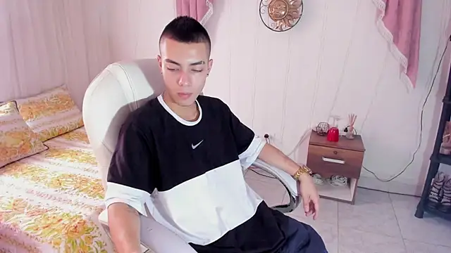 Snapshot of Dereck_Boy8 chatting on 10.29.25 Dereck Boy8 online show from 10.29.25