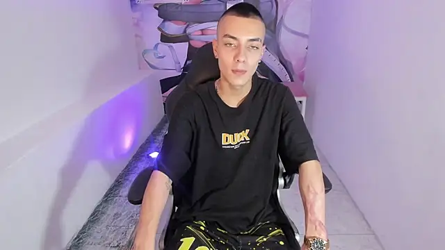 Snapshot of Dereck_Boy8 chatting on 11.10.25 Dereck Boy8 online show from 11.10.25