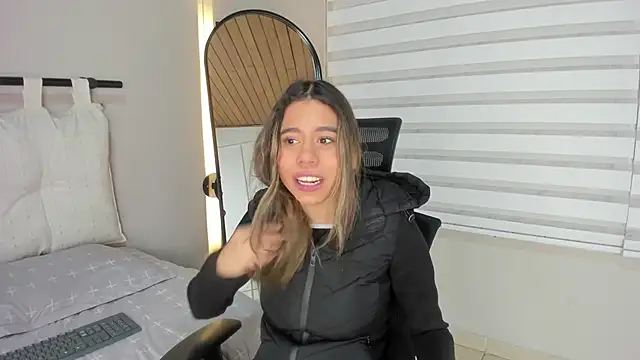 Snapshot of Rachell_criss chatting on 11.29.25 Rachell criss online show from 11.29.25