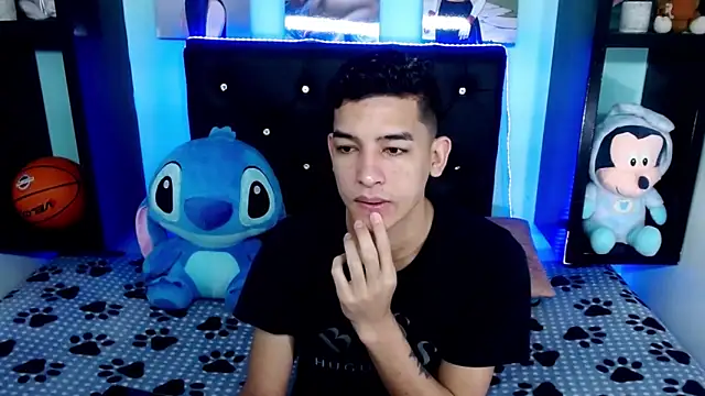 Snapshot of x_oliver_x chatting on 09.21.25 x oliver x online show from 09.21.25